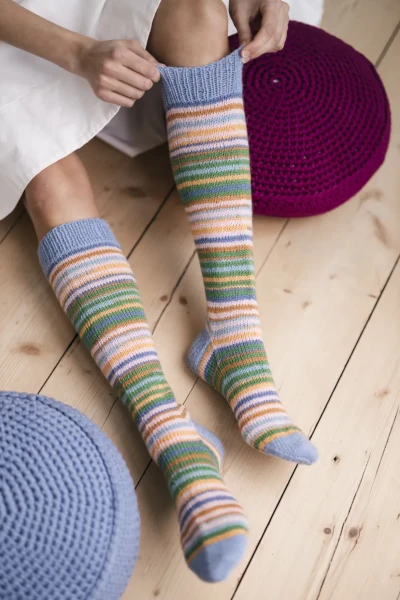 Гольфы «Muumihahmot, Muumitalo and Nalle: Maalari-knee socks» от Novita Knits